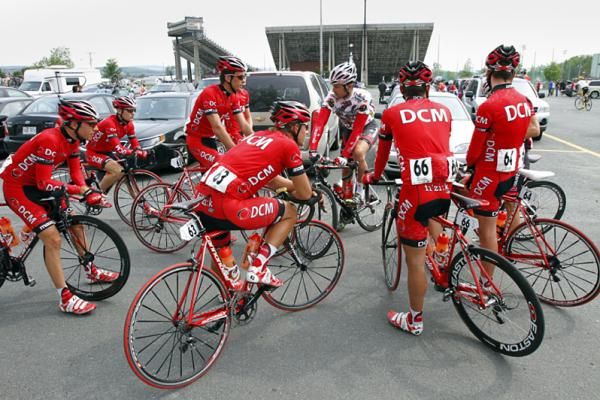 A little pre-race meeting for the riders of team DCM before the start of stage two.