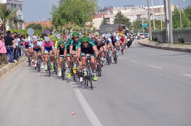 The peloton chasing behind