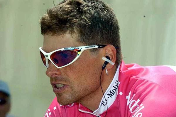 Jan Ullrich (T-Mobile) rides to the start