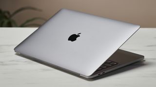 MacBook Pro 13 inch M2-model in een kantoor op een bureau