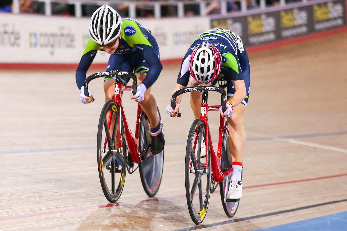Matrix Fitness' Elinor Barker (R) beats team-mate Laura Kenny (L) to win the Elimination race.
