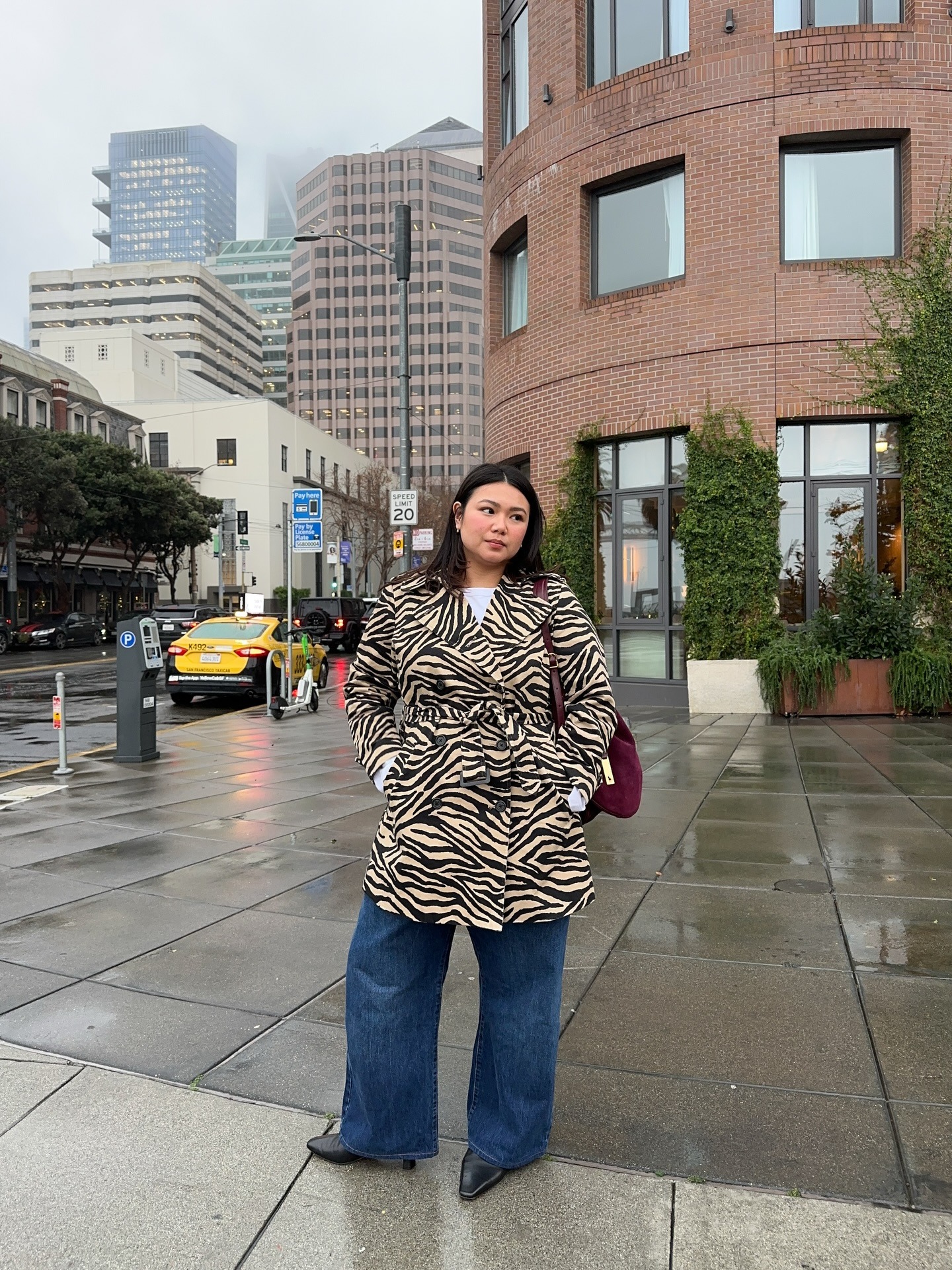 los angeles influencer wearing popular shoe trends with jeans