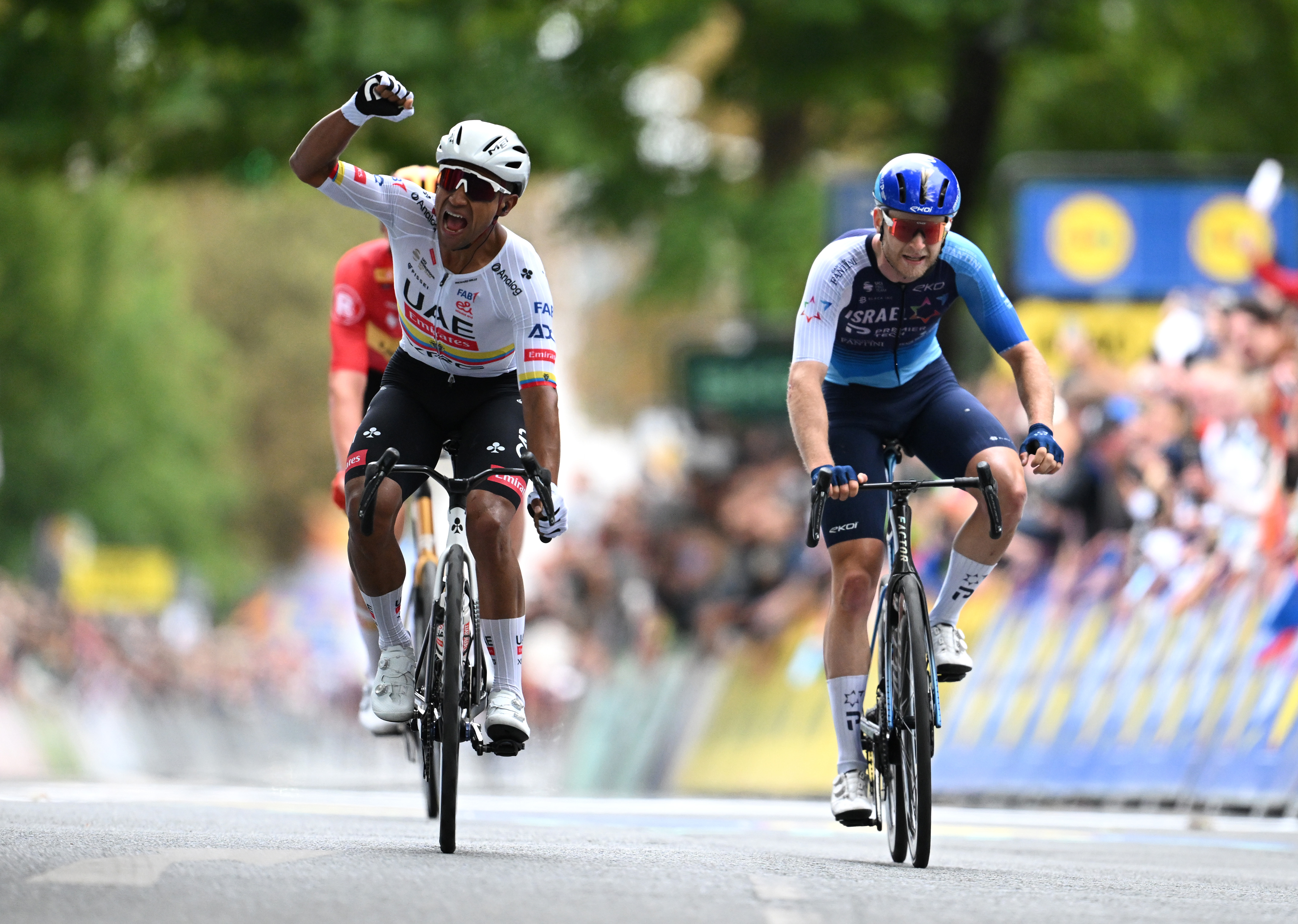 Jhonatan Narvaéz celebrates as Riley Sheehan misses out on win
