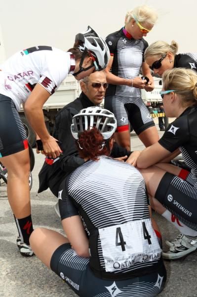 An impromptu team meeting for Specialized - lululemon before the start