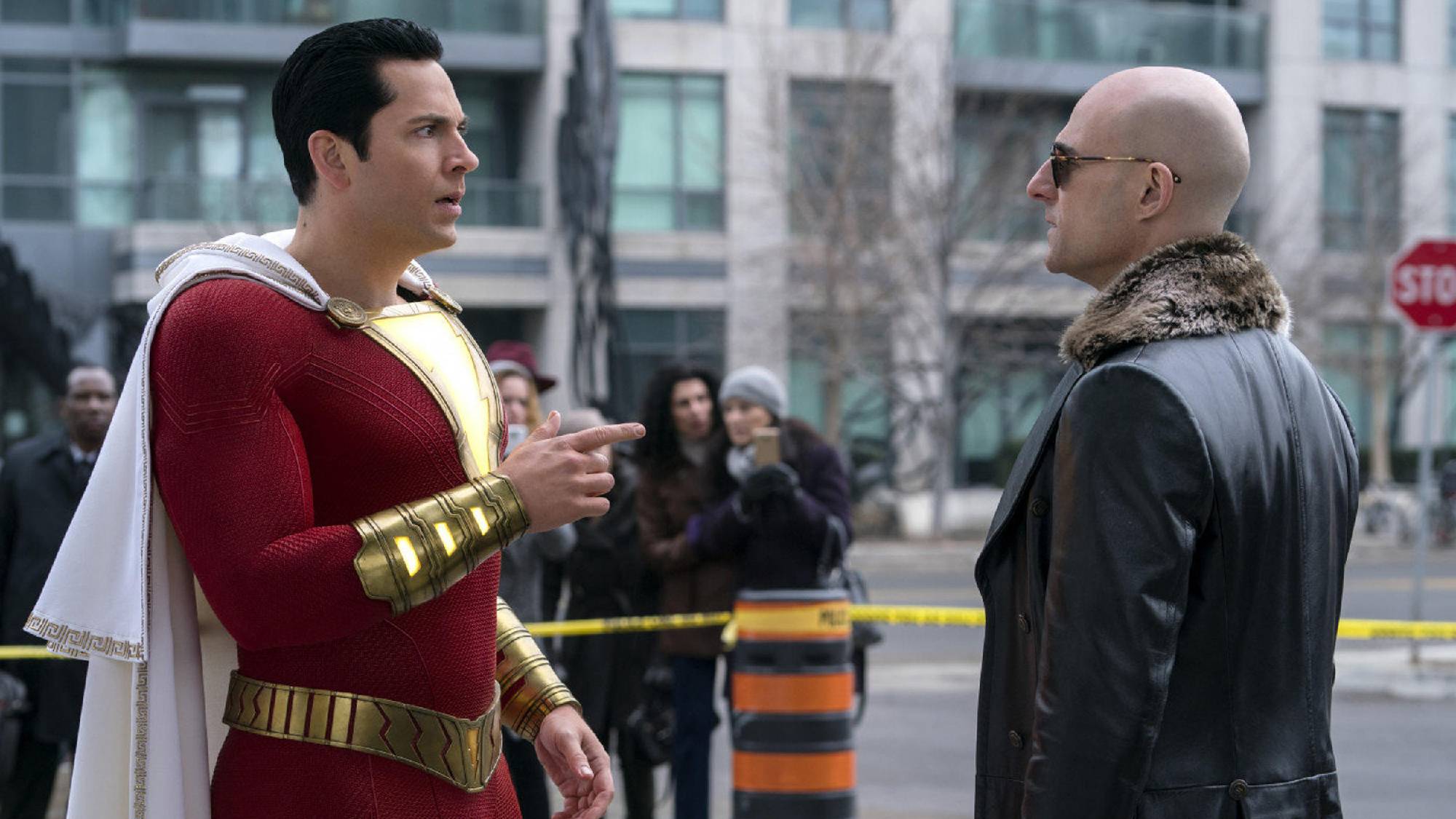 (LR) Zachary Levi als Billy Batson / Shazam und Mark Strong als Dr. Thaddeus Sivana in Shazam!