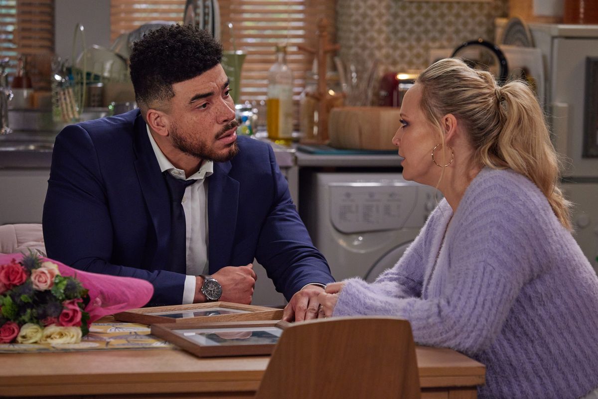 Tracy and Nate talk in the kitchen in Emmerdale 