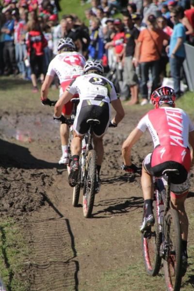 Florian Vogel leads Nino Schurter and Christoph Sauser on lap one