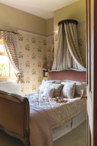 cottage floral bedroom