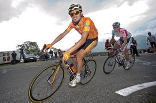Olympic champion Samuel Sánchez (Euskaltel-Euskadi) leads Jelle Vanendert (Omega Pharma-Lotto) on Luz-Ardiden.