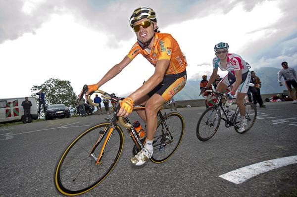 Olympic champion Samuel S&aacute;nchez (Euskaltel-Euskadi) leads Jelle Vanendert (Omega Pharma-Lotto) on Luz-Ardiden.