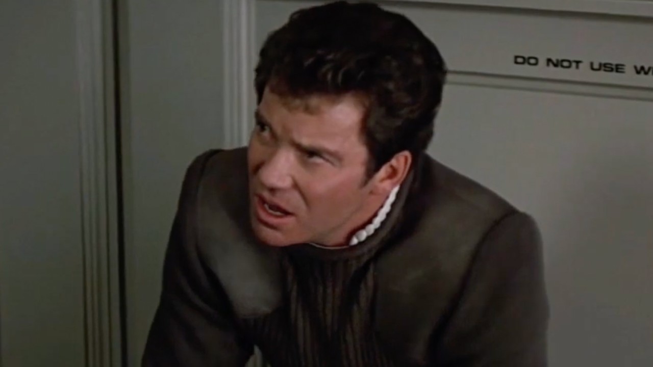 怒りながらスポックを見つめるカーク船長