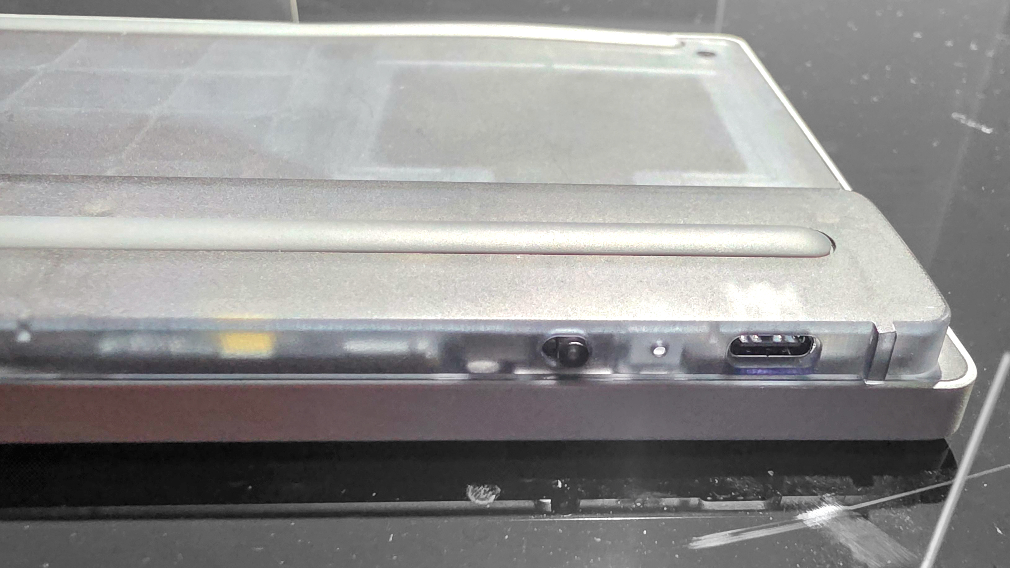 پورت USB-C در پشت صفحه‌کلید تاچ‌پد بی‌سیم Framework