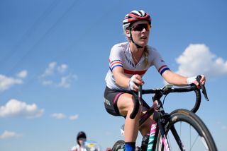 British champion, Hannah Barnes battles up the climbs at ThÃ¼ringen Rundfarht