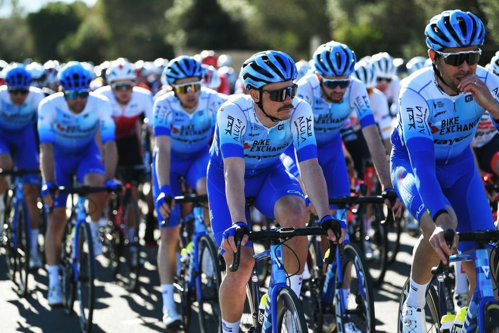 The BikeExchange-Jayco riders stand out in the Challenge Mallorca peloton