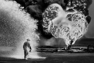 The fight against burning oil wells, Kuwait oil fields, 1991. © Sebastião Salgado