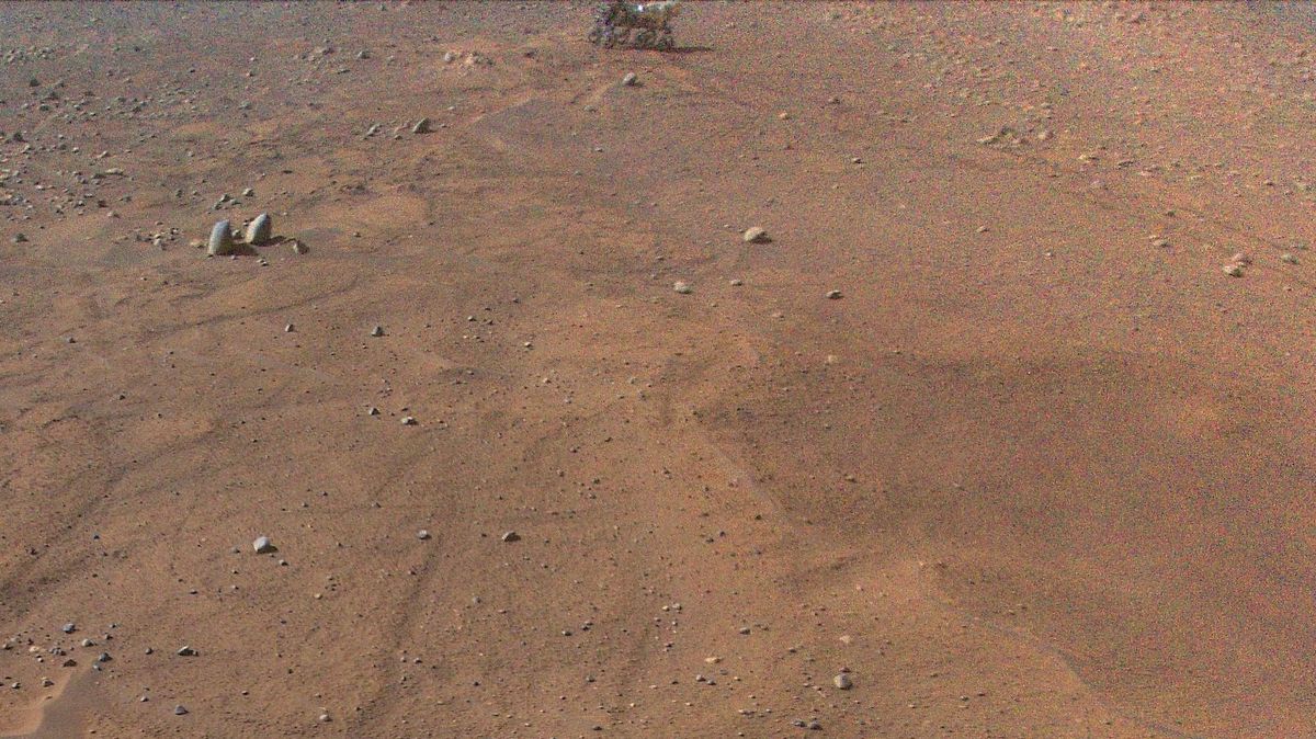 Mars helicopter Ingenuity spies Perseverance rover during 54th Red Planet flight (photo, video)