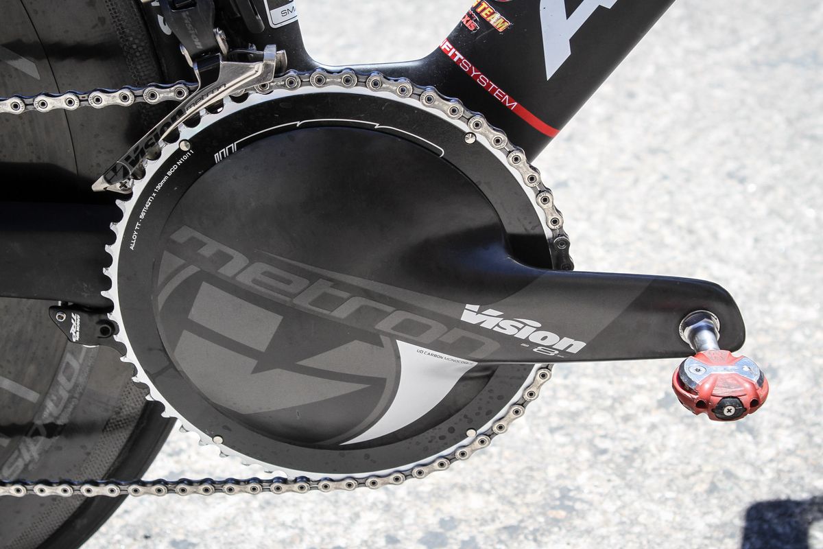 Aerodynamic Vision Metron TT cranks were paired with 56/42T chainrings for Tvetcov