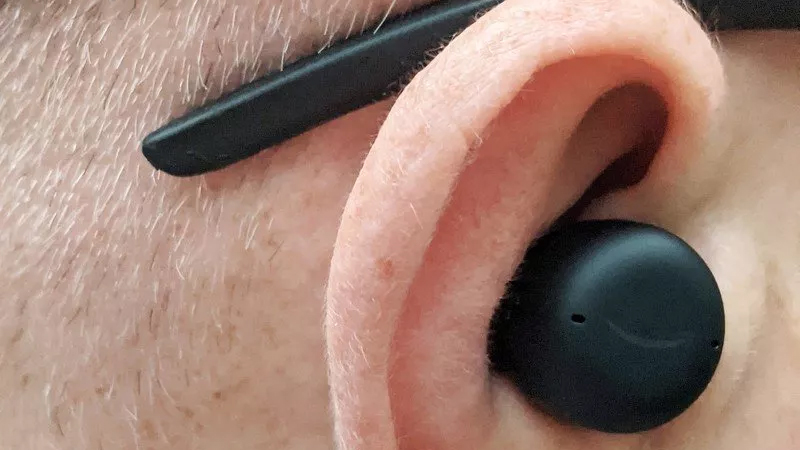 Amazon Echo Buds'ın (2. Nesil) kulaktan yakından görünümü.