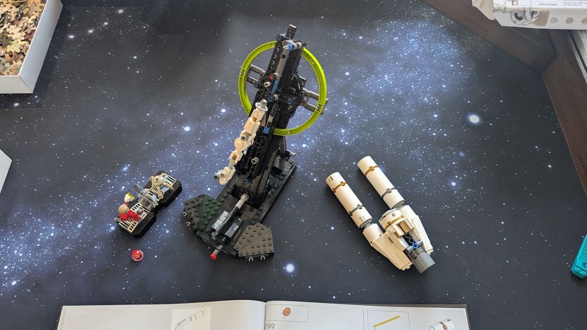 Build process for Lego Project Hail Mary set