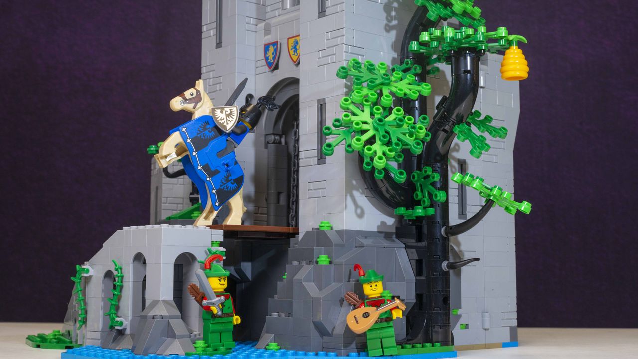 The tree climbing up the gatehouse is inspired by retro sets