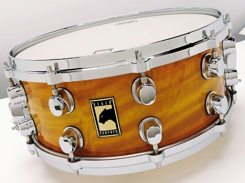 Beautifully cut bearing edges flaunt a vintage-style round-over edge and wide snare beds