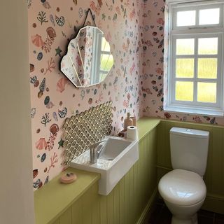bathroom with washbasin and mirror