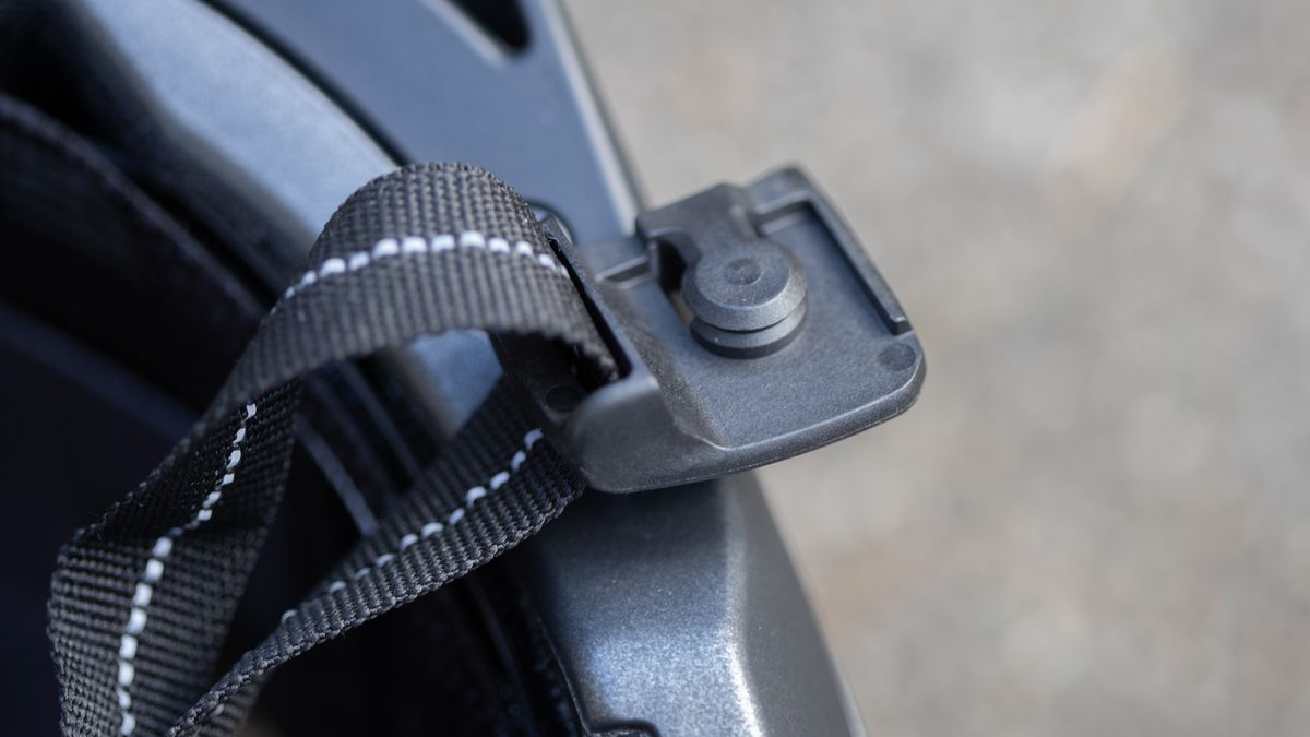 Giro Ethos MIPS Fidlock buckle open