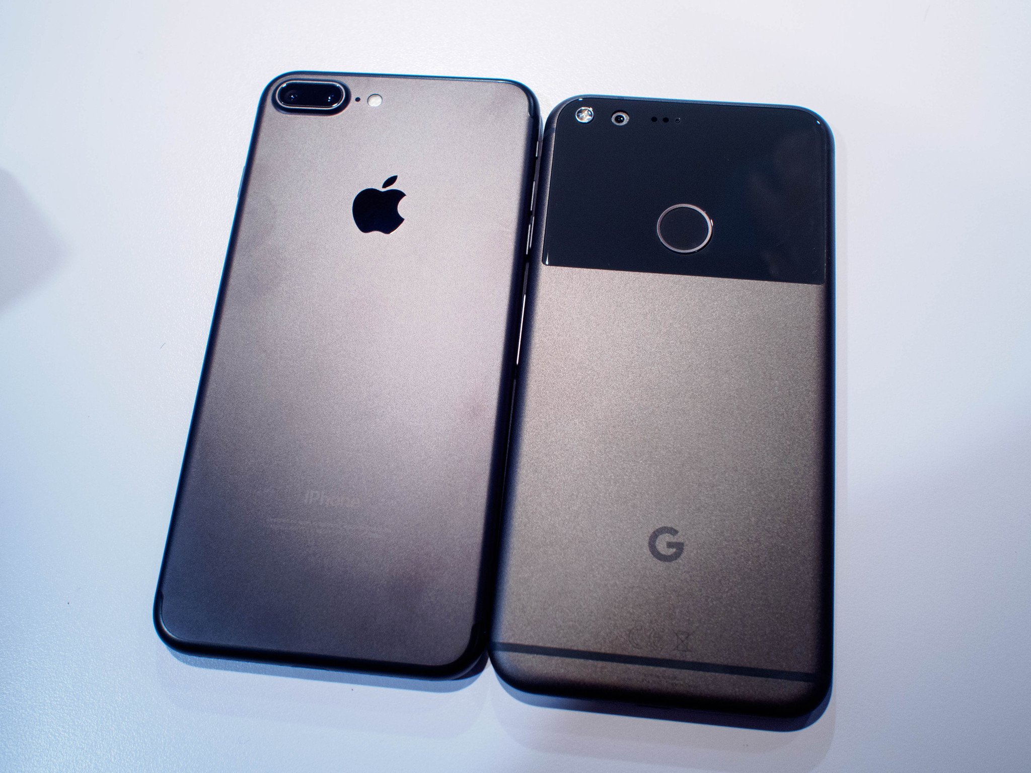 Google pixel iphone 7. Айфон XL. Google Pixel 7. Iphone Google Pixel. Google Pixel vs iphone 7.