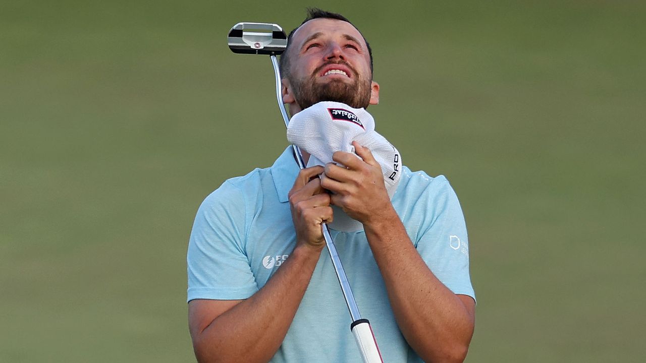 Wyndham clark holding his putter
