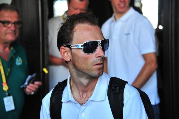 Alejandro Valverde keeps his shades on