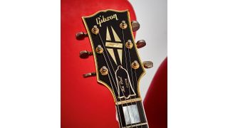 The five-piece split diamond mother-of-pearl inlay on a black painted holly veneer headstock is a hallmark of Gibson’s top-of-theline models such as the Les Paul Custom, Super 400CES and ES-355