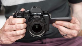 Fujifilm X-S20 en mano