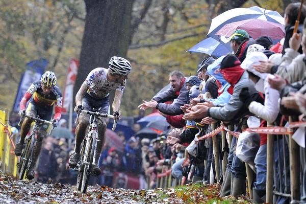 Niels Albert (BKCP-Powerplus) looks back for Sven Nys (Landbouwkrediet-Colnago)