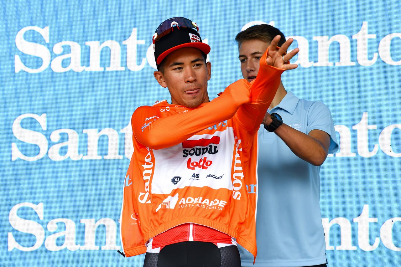 Caleb Ewan puts on the leader's jersey