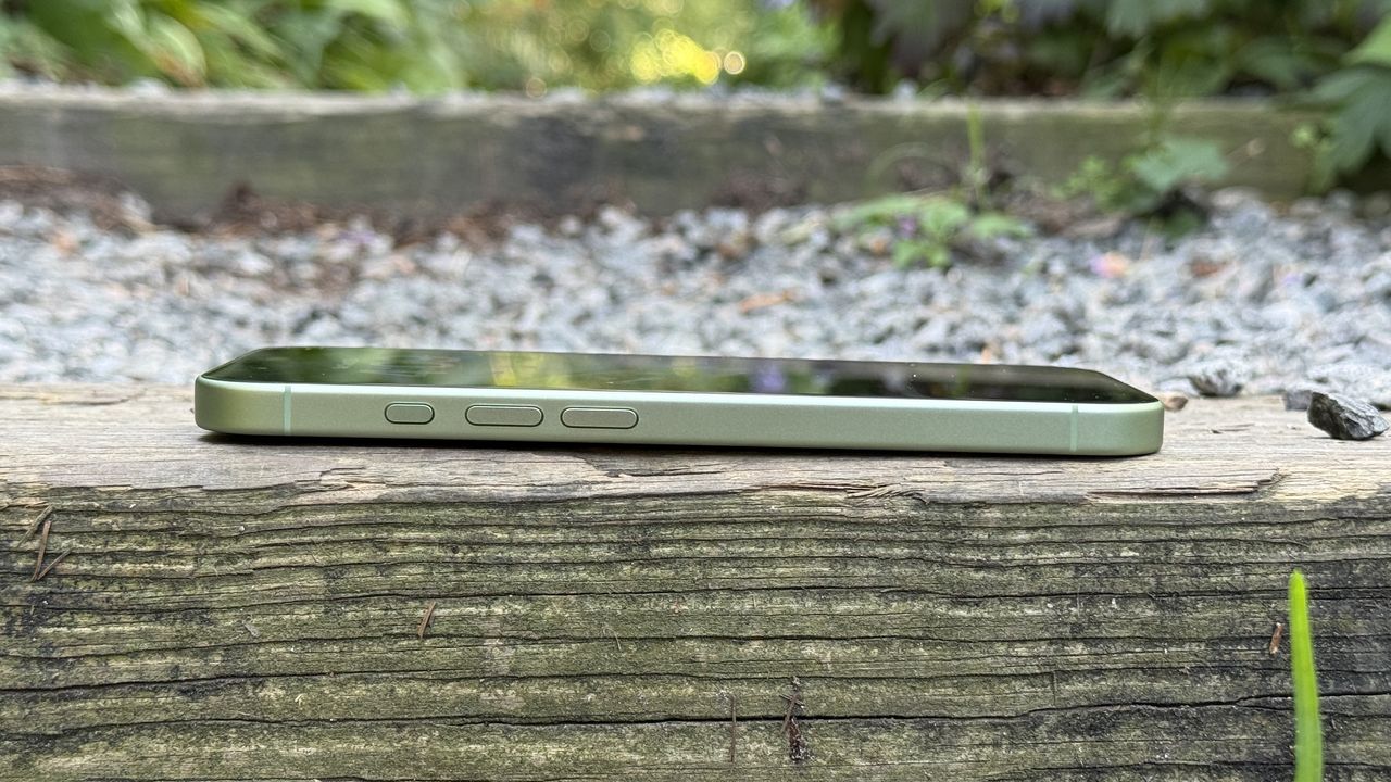 Apple iPhone 17 Review