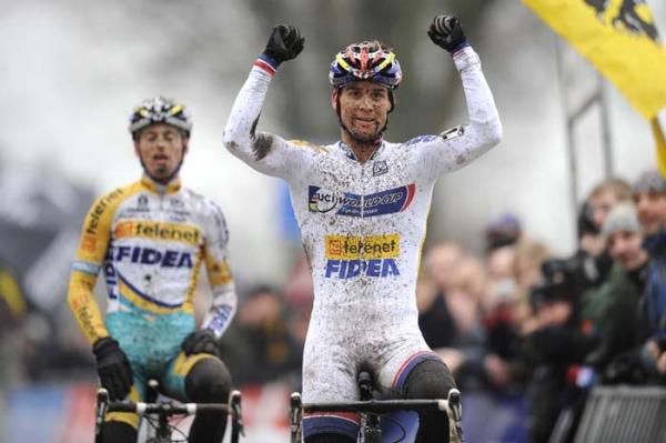 Zdenek Stybar (Telenet - Fidea) finishes second in Hoogerheide and celebrates his overall World Cup victory.