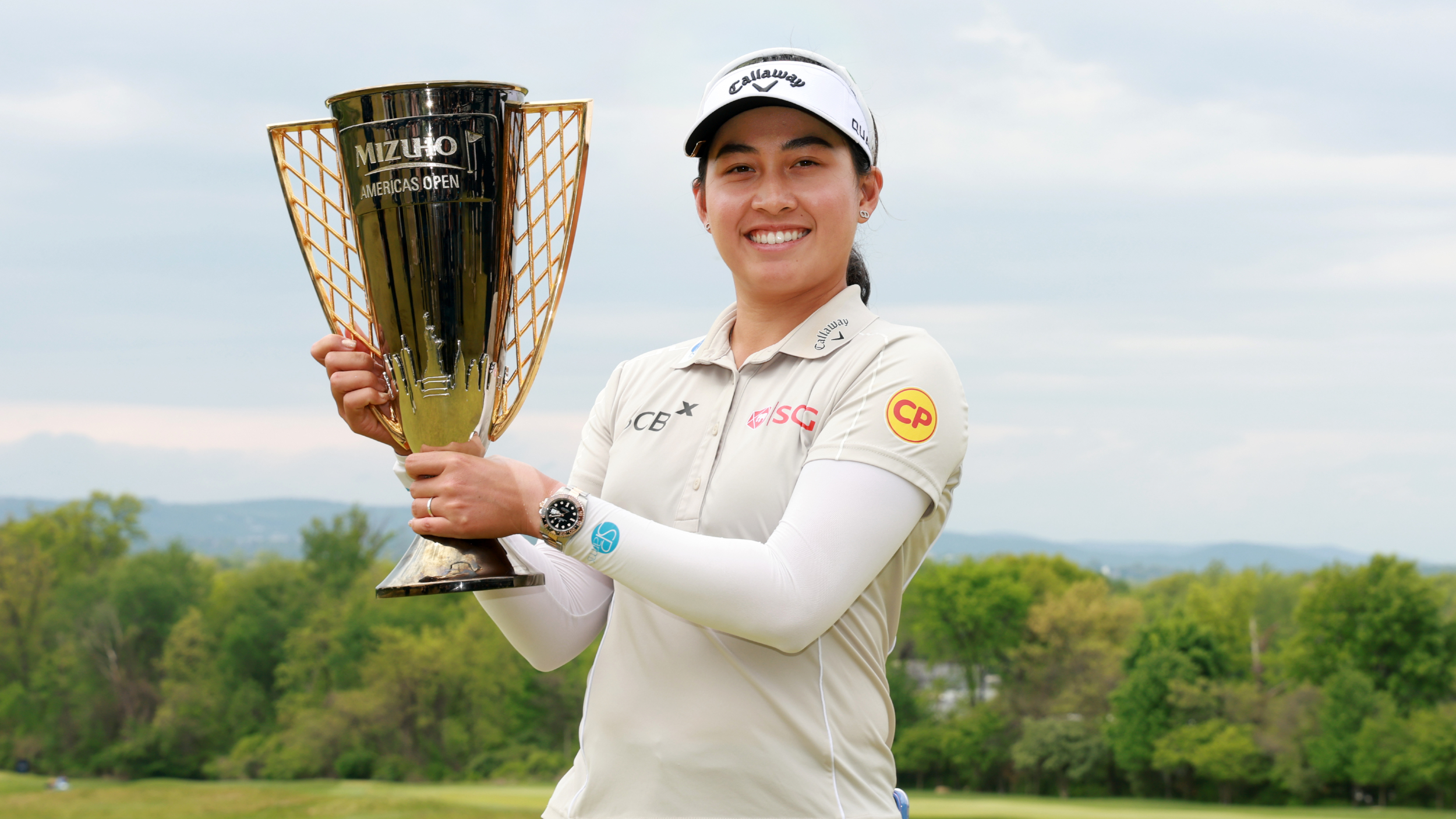 Jeeno Thitikul with the Mizuho Americas Open trophy
