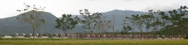 The peloton passes over 167.5km of course en route to Wuzhishan.