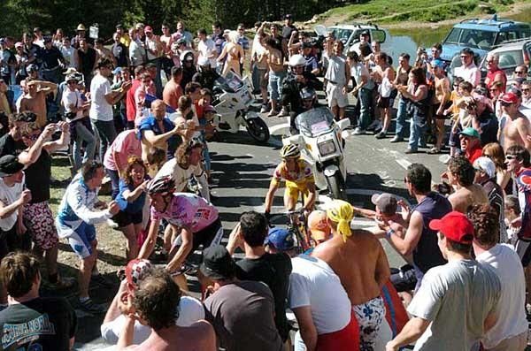 Basso and Simoni part the crowds to make their way up to Aprica