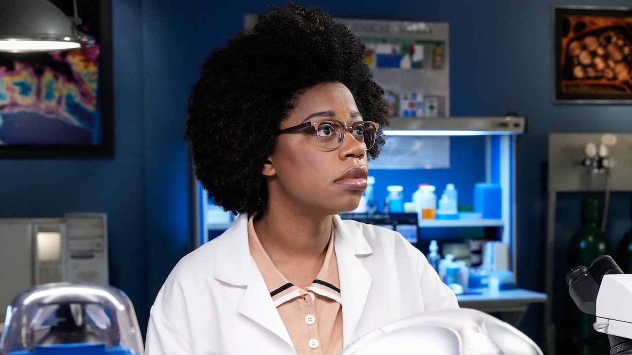 Diona Reasonover's Kasie Hines looking at her lab's computer in NCIS