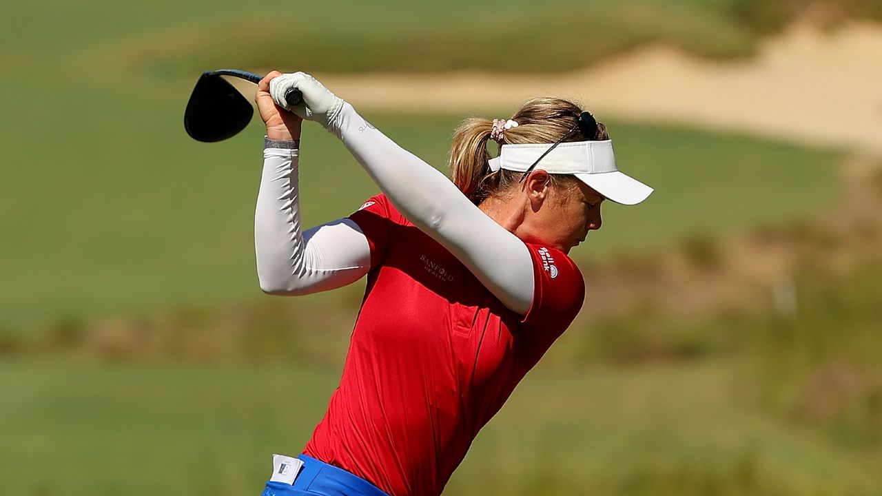 Amy Olson takes a shot at the 2022 US Women&#039;s Open