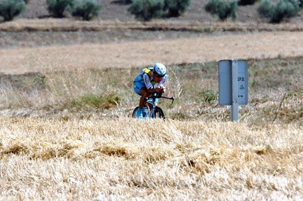 Levi Leipheimer (Astana) enjoys a nice gentle ride through the countryside...at 50.0490 kilometres per hour.