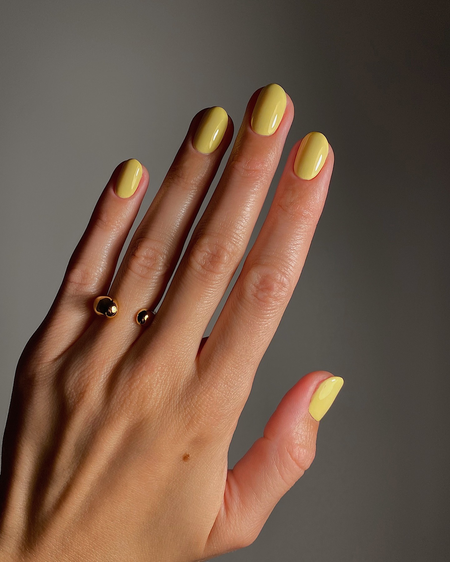 @matejanova con un atrevido esmalte de uñas amarillo