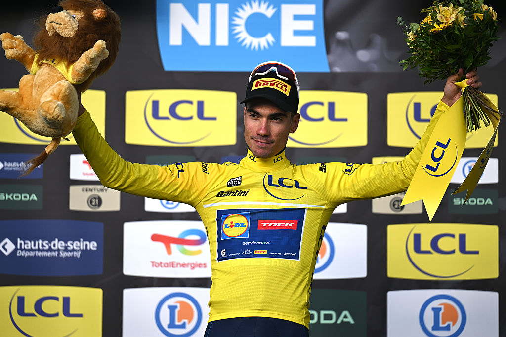 POUILLY-SUR-LOIRE, FRANÇA - 10 DE MARÇO: O espanhol Juan Ayuso e a equipe Lidl - Trek comemoram no pódio como vencedores da camisa de líder amarela durante o 84º Paris-Nice de 2026, Etapa 3, o contra-relógio de 23,5 km da equipe de Cosne-Cours-sur-Loire a Pouilly-sur-Loire / #UCIWT / em 10 de março. 2026 em Pouilly-sur-Loire, França (Foto de Szymon Guchalski/Getty Images)