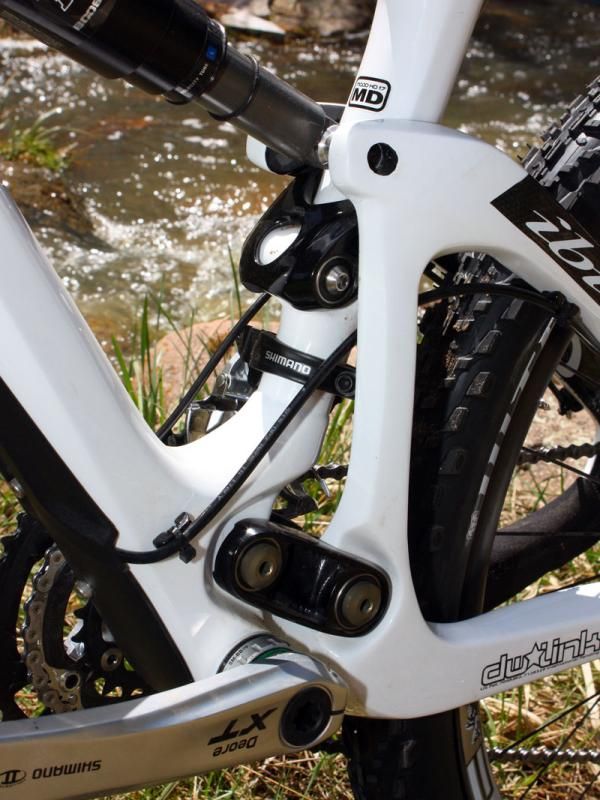 The stout aluminium upper and lower links move smoothly and yield a rear end that's noticeably more rigid than the standard Mojo