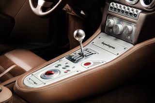 El interior del Veloce12 es diseño Touring Superleggera