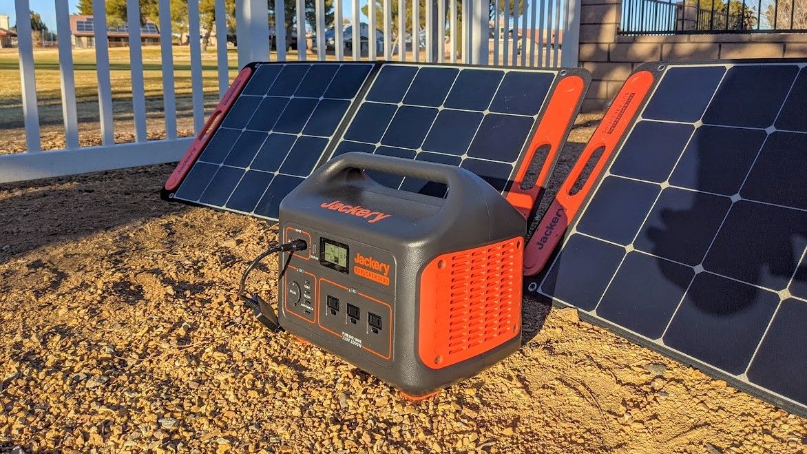 Jackery Explorer 1000 and solar panel in the sunshine