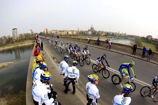 A local club cheers on the passing peloton