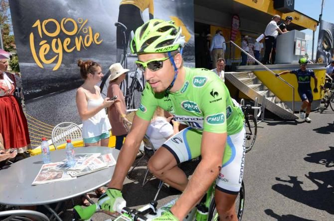 Peter Sagan (Cannondale) goes to sign on.