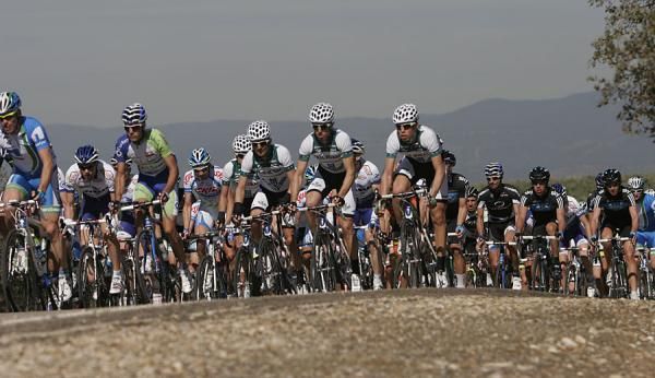 The peloton en route to C&oacute;rdoba during stage four.